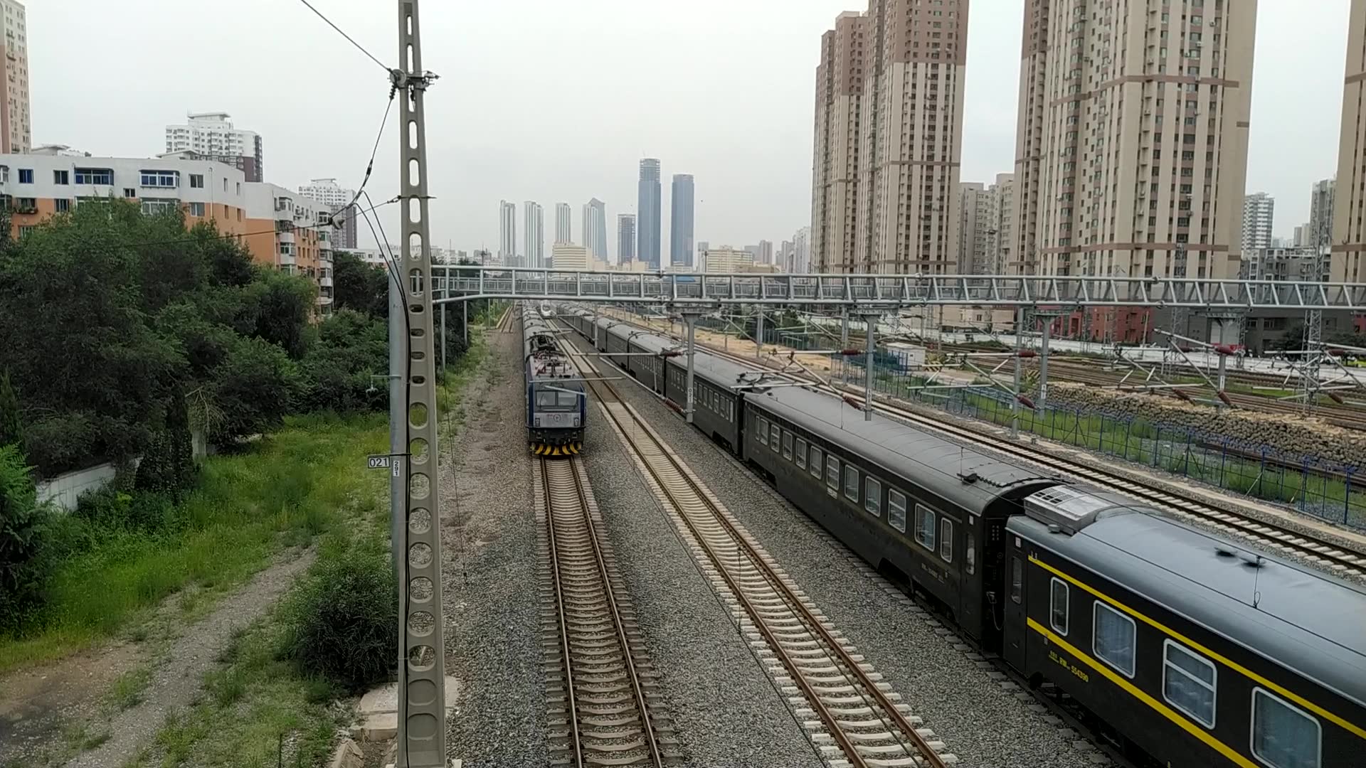 【車迷福利】四列大車同時通過瀋陽皇姑屯鐵路橋 hxd3d 25t和hxd3c