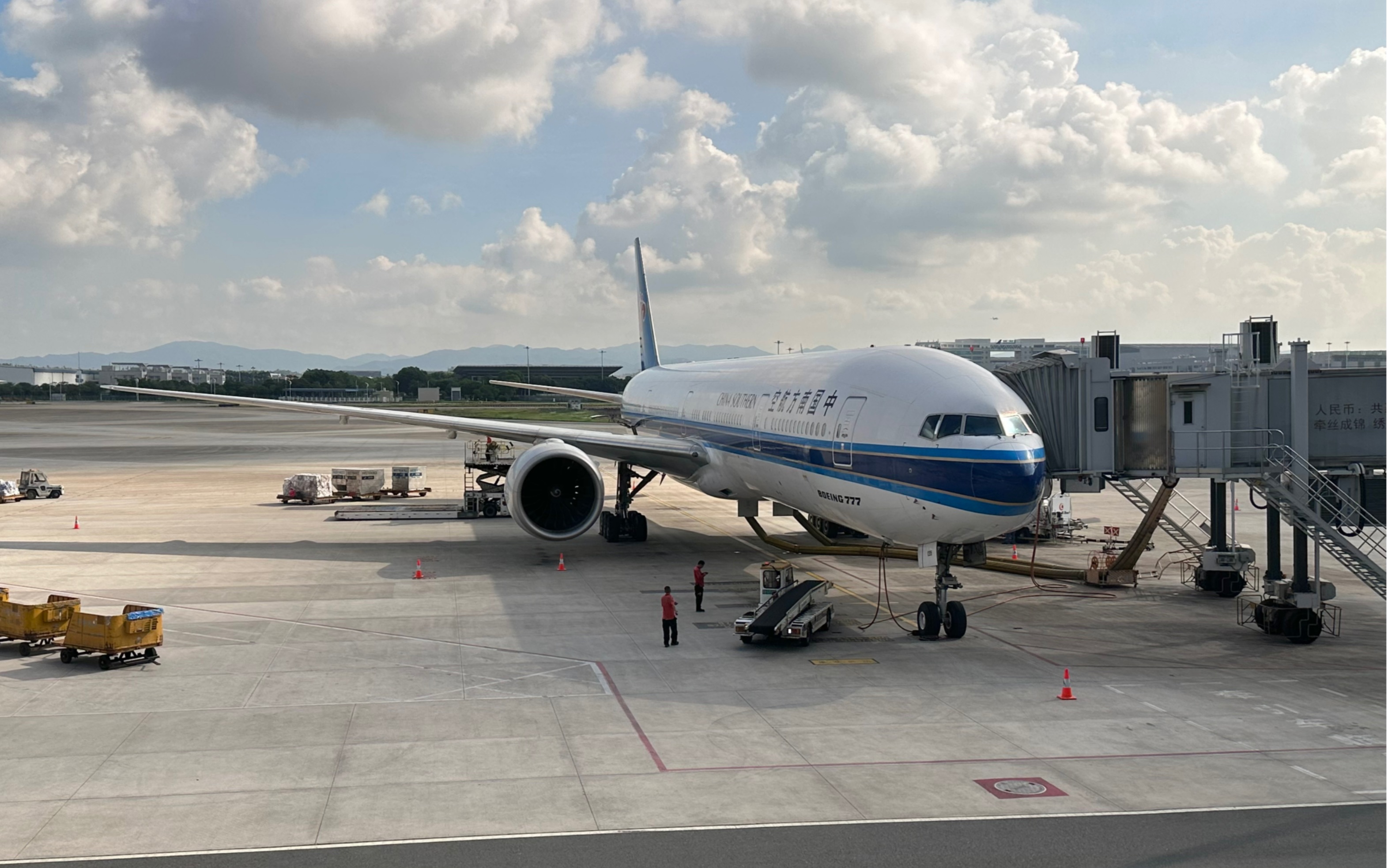南航波音777-300图片