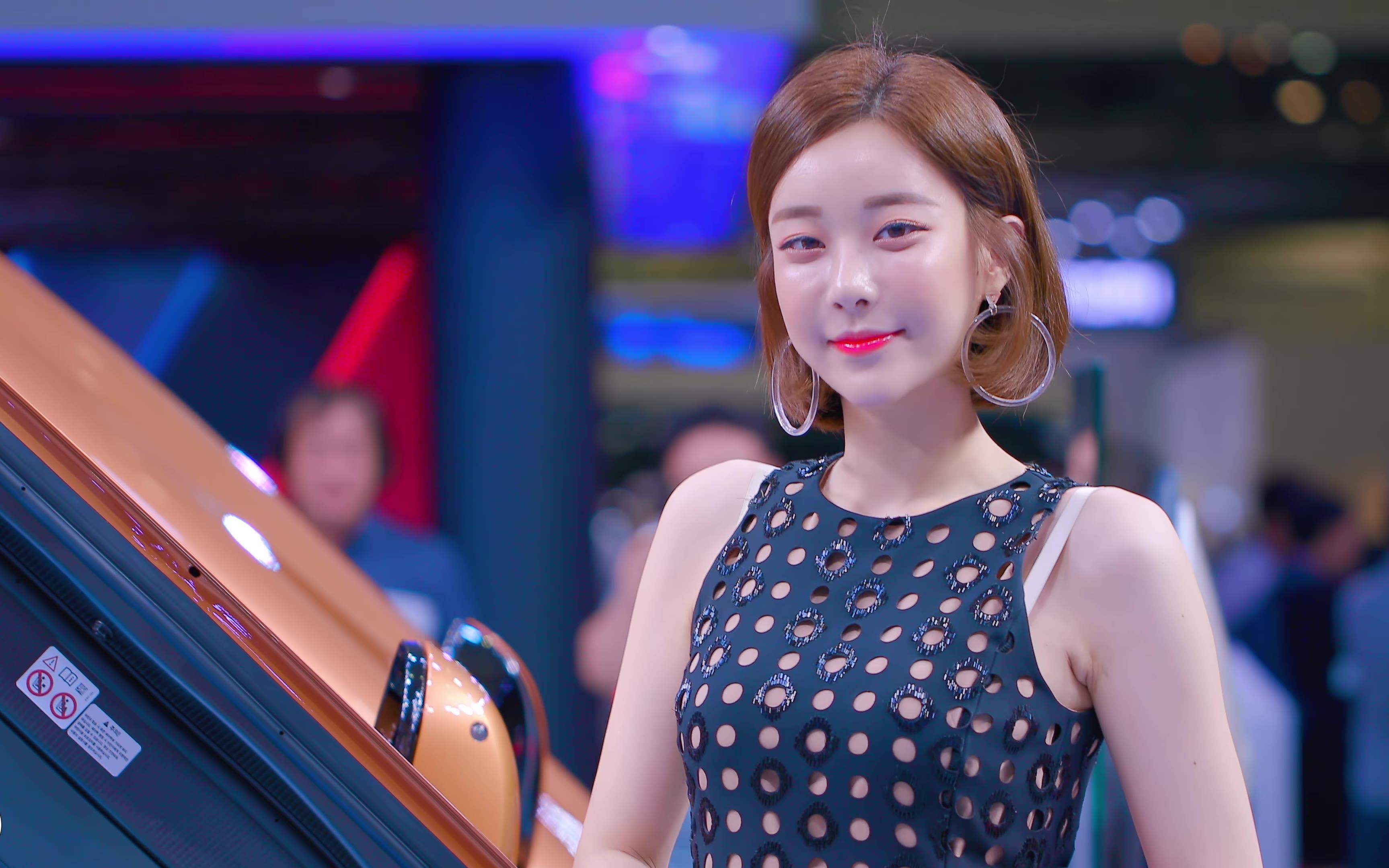 2018bimos韩国釜山国际车展烈焰红唇的美女模特太可爱了_哔哩哔哩