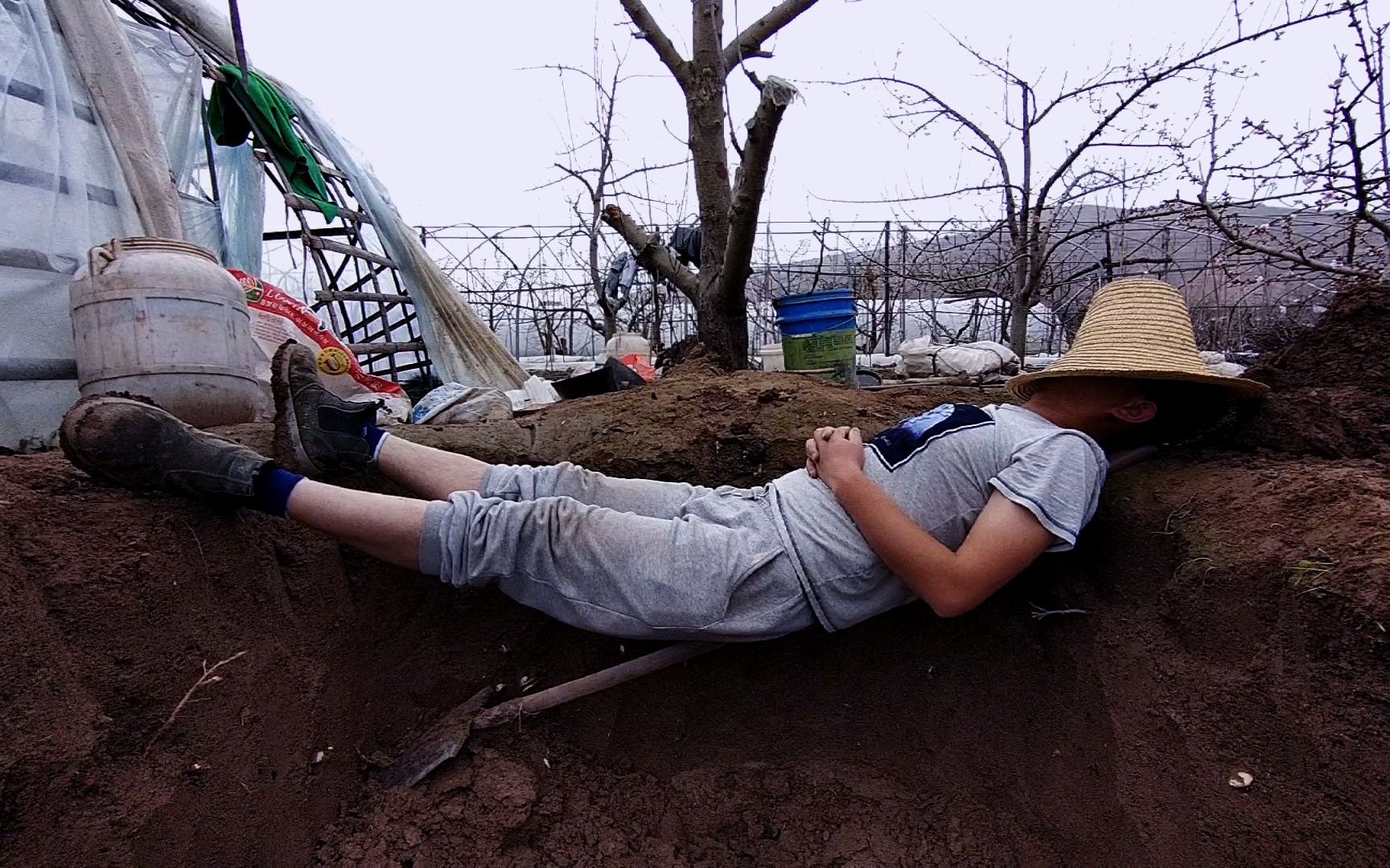 大振哥干农活,累了就用铁锹当床休息,舒服!