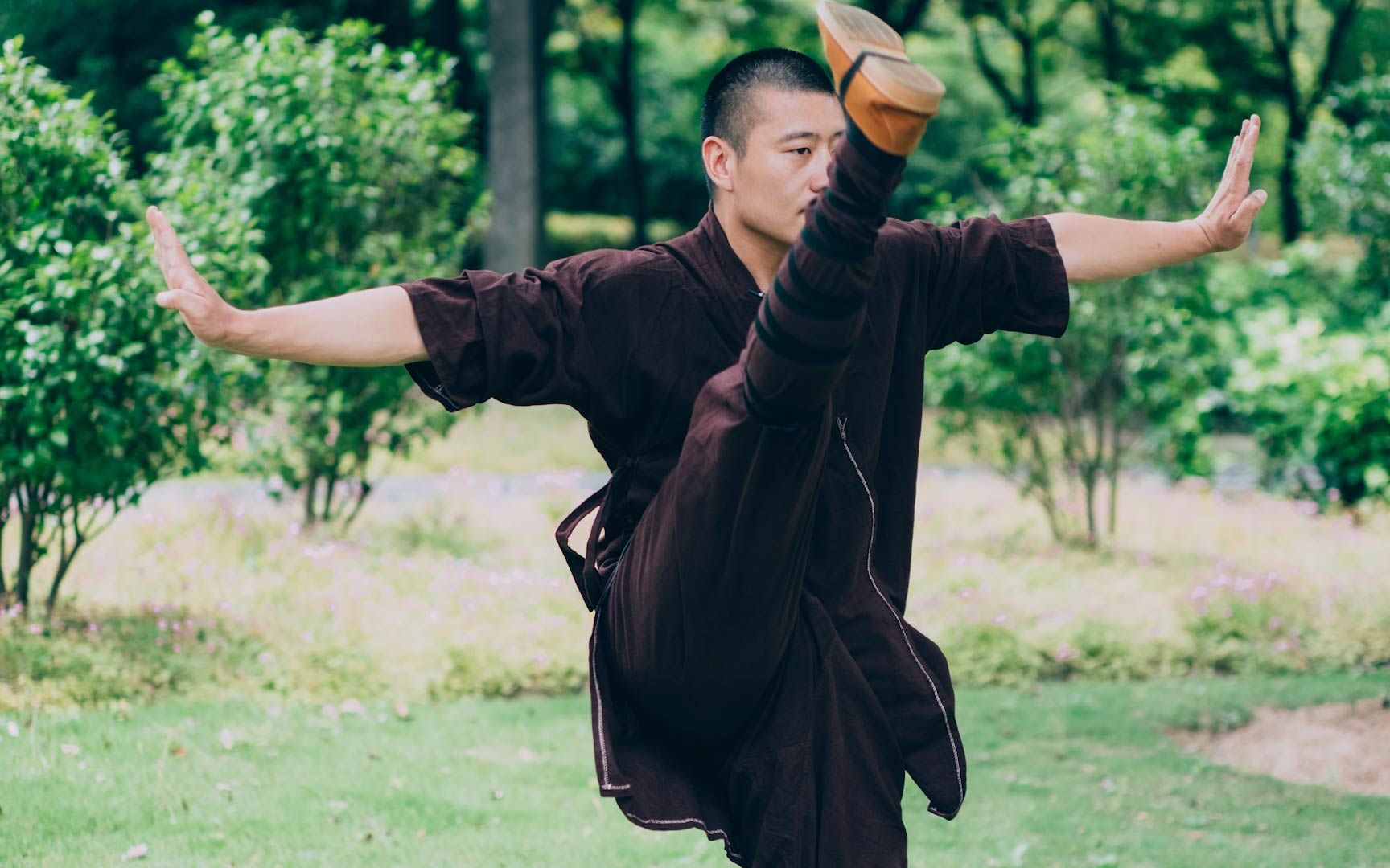 武术的入门训练皆是正踢腿,但我只想和最帅少林小哥学.