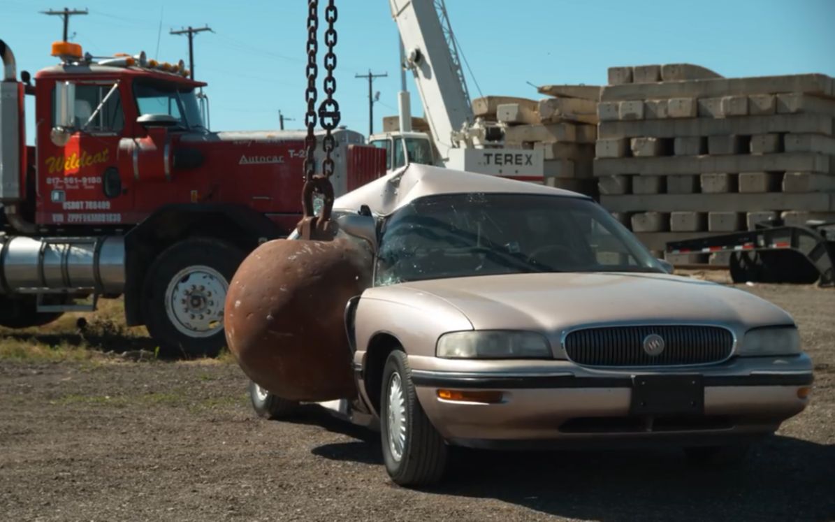 大铁球摆动的力量有多大看到车的下场你就知道了佩服