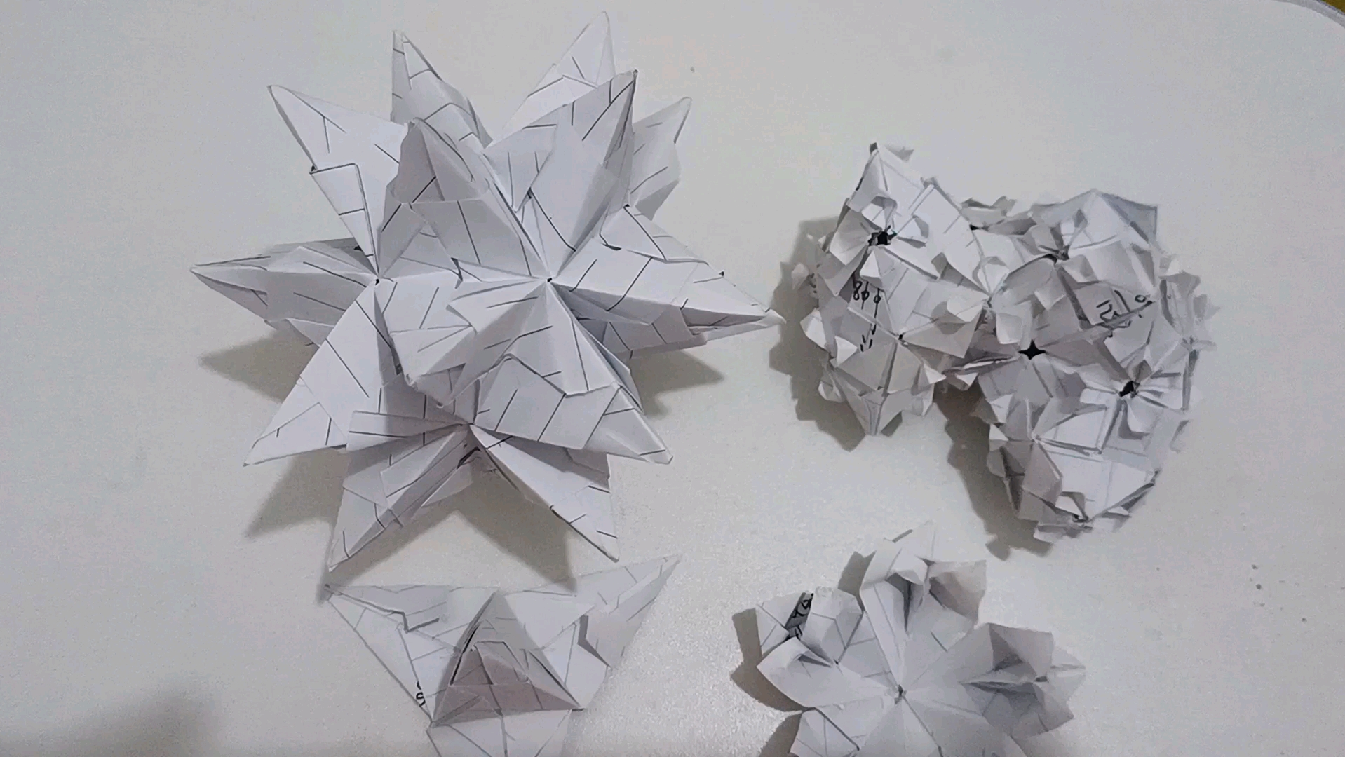 浅浅组装一下,花球底座,我愿称之为折纸界的榫卯结构