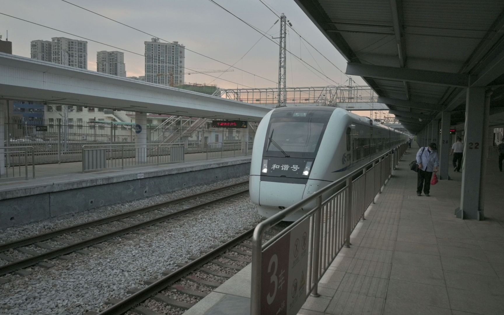 平湖站1站台拍车-c7129次列车驶入_哔哩哔哩 (゜-゜)つロ 干杯~-bili