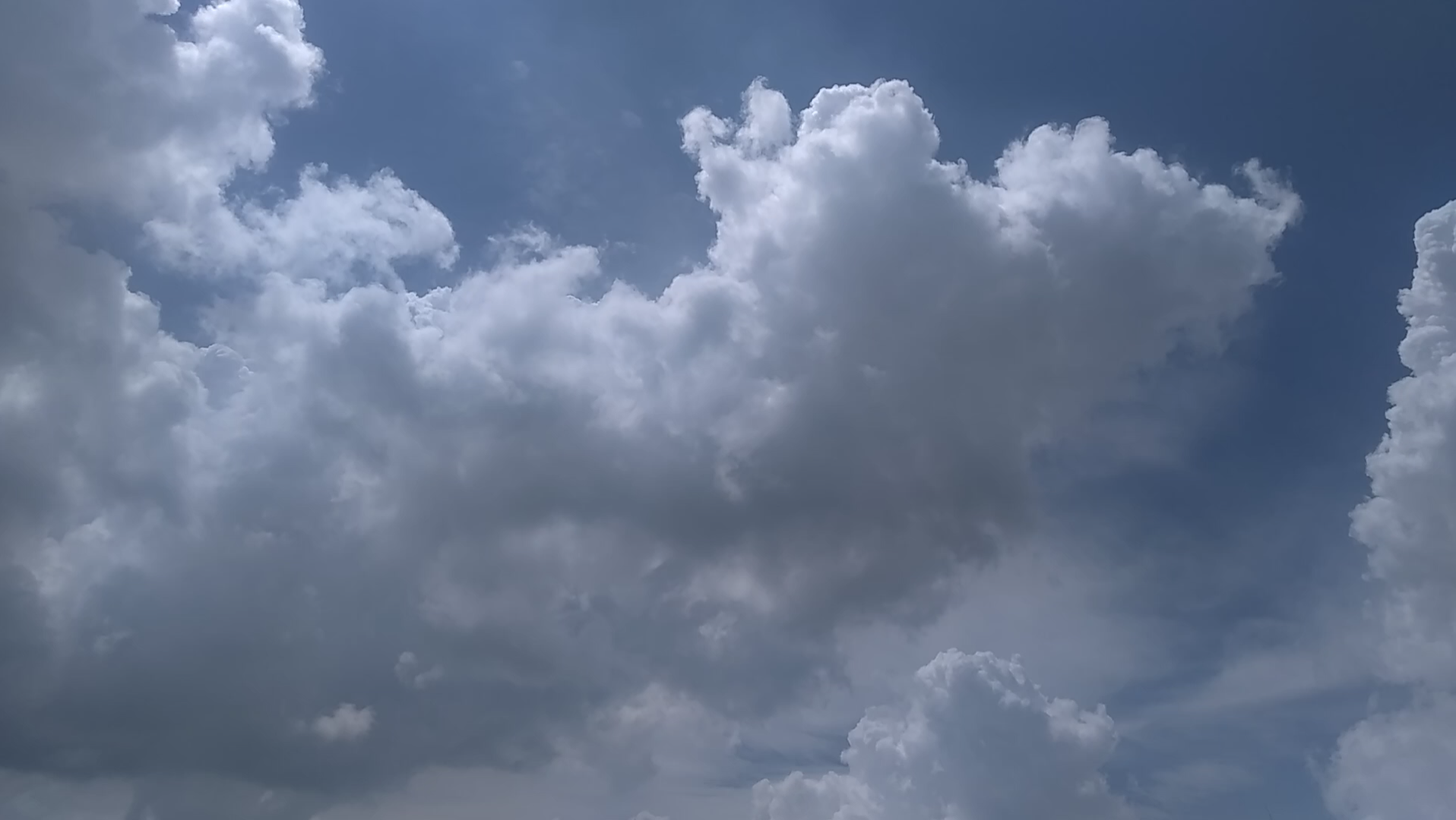 台风要来了,天空的云层都厚了许多!