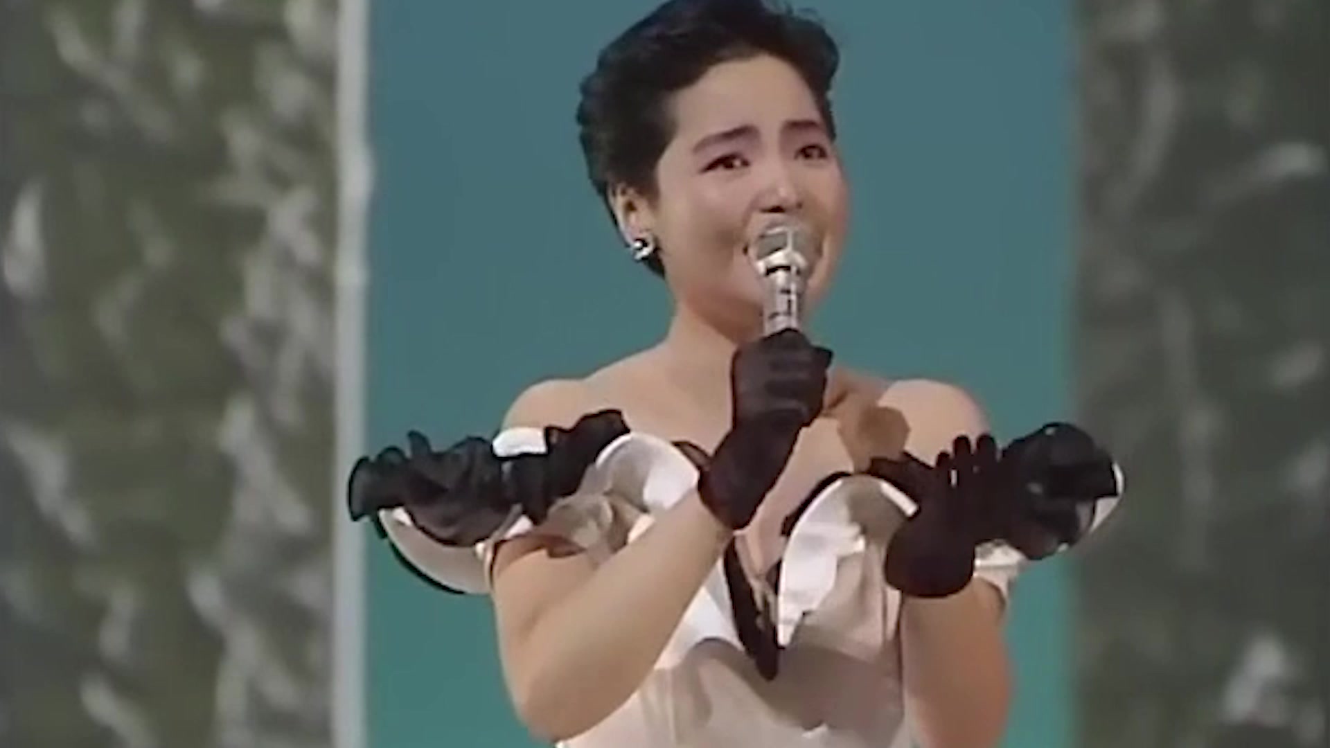 重温邓丽君经典歌曲:穿古装深情演绎《虞美人》,一代佳人永存心