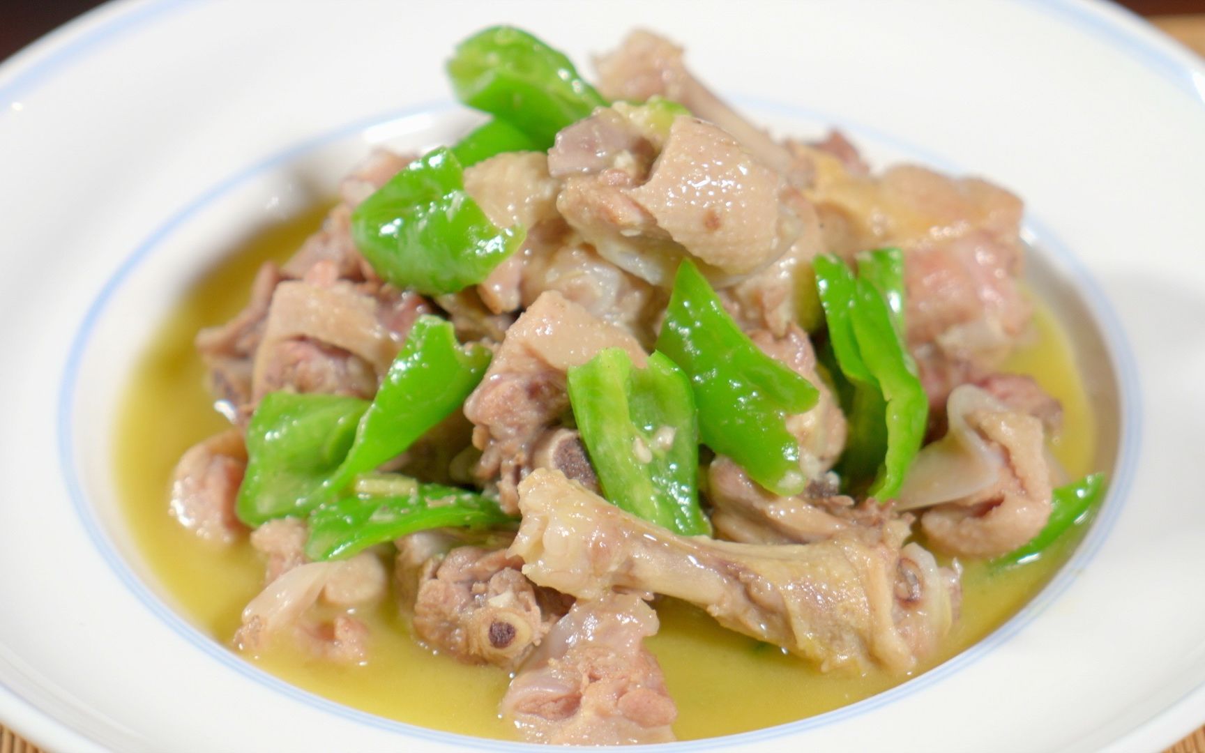 厨师教做湖南菜青椒煨土鸭,记住这些核心步骤,保准又好吃又下饭