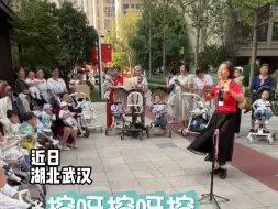 Tải video: 奶奶退休后在小区边带娃边做早教，场面堪比幼儿园