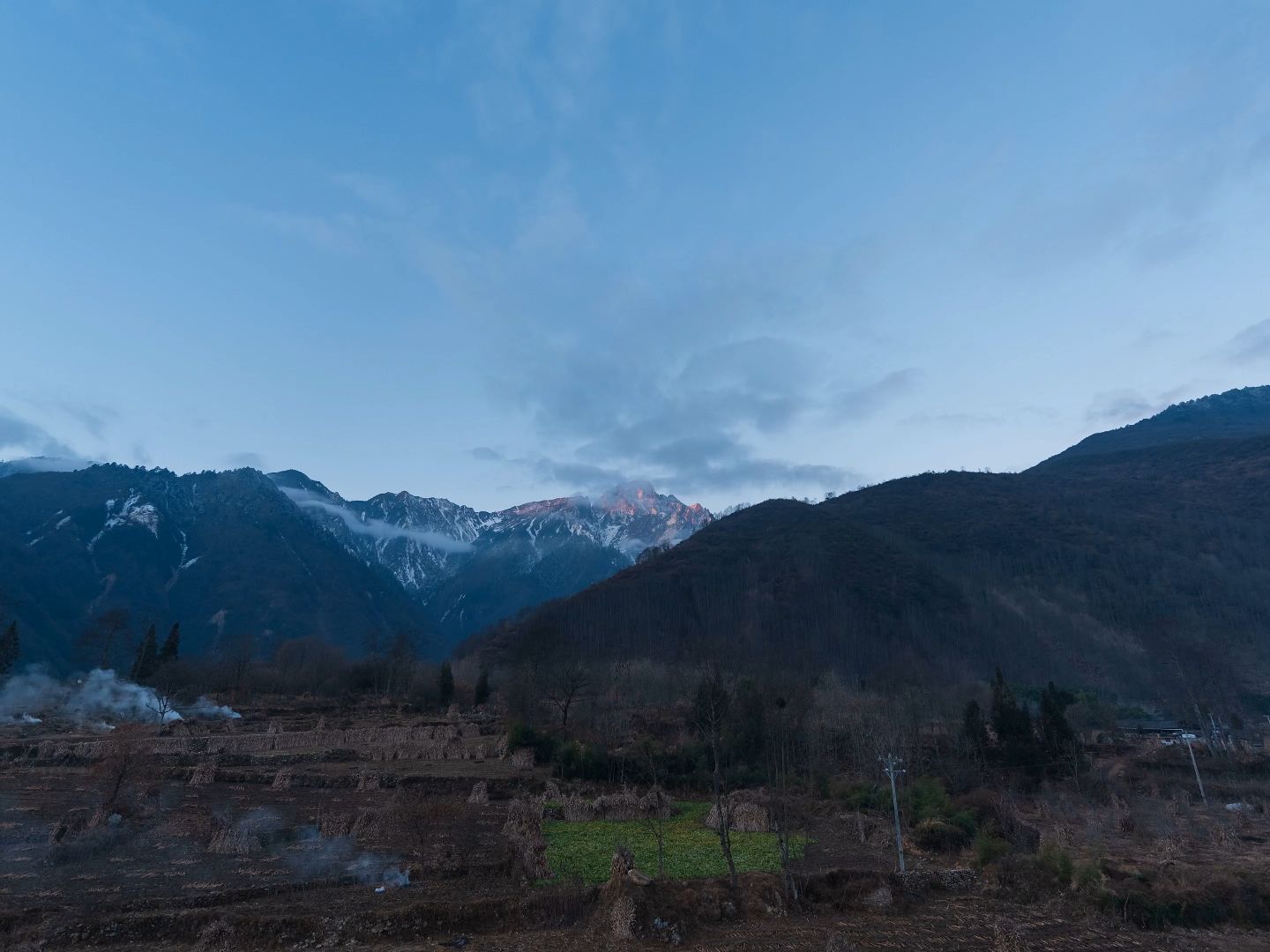 一處充滿靜謐與靈性的雪山田園,位於貢嘎東環線的燕子溝景區 - 可拍到