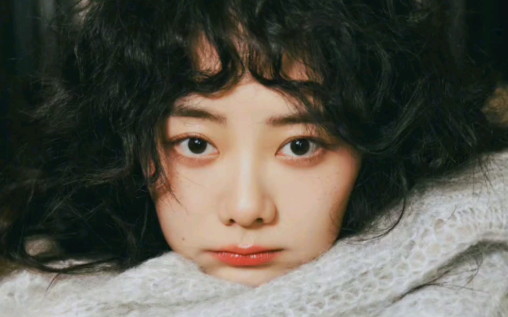 谭松韵羊毛卷随拍,软绵绵好可爱,眼睛太干净了!