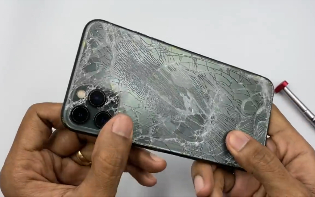 修复昨晚被媳妇摔细碎的iphone11promax手机