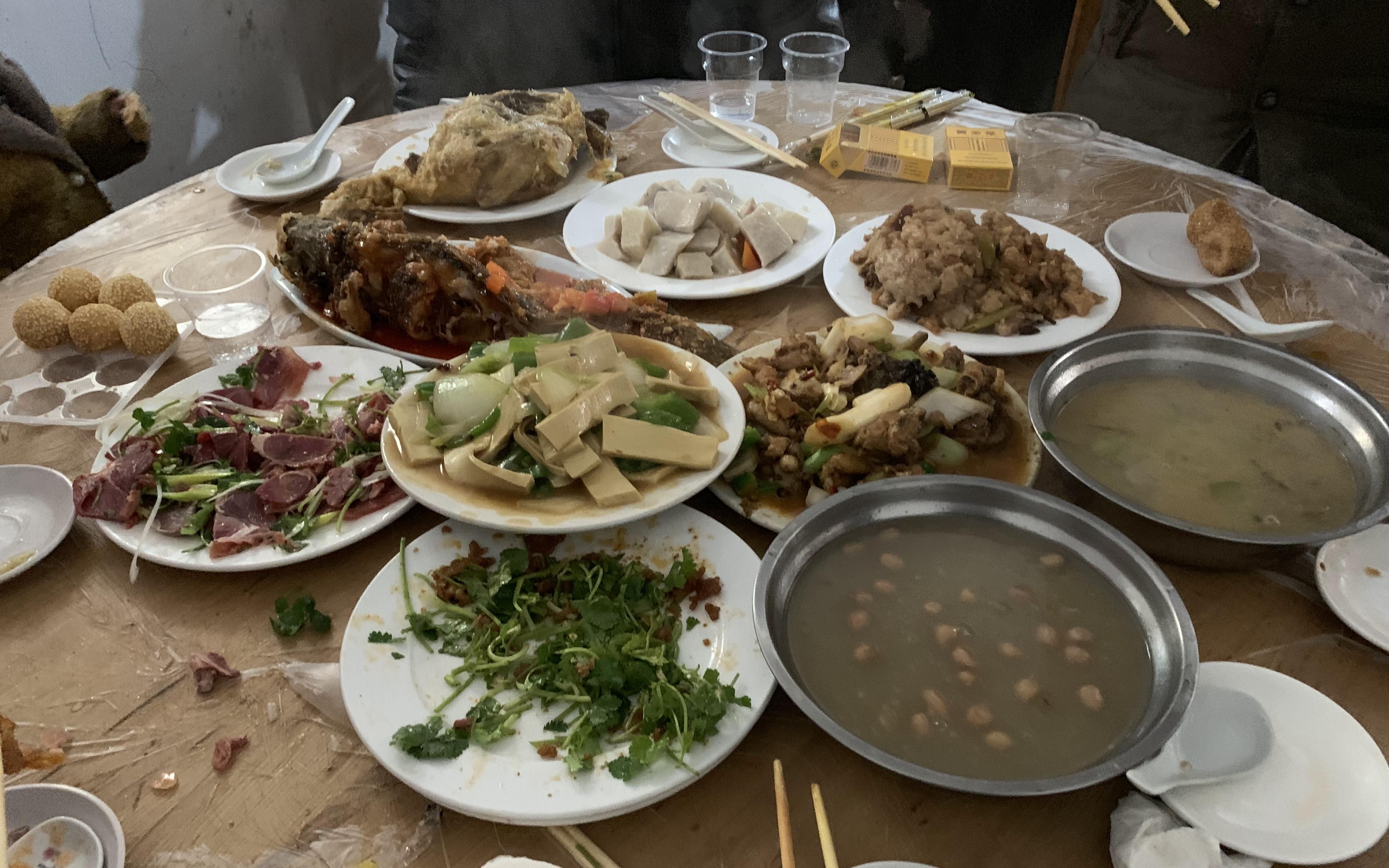 河南农村办酒席,几十道全是硬菜,蒸炒凉拌600元一桌,值不值?