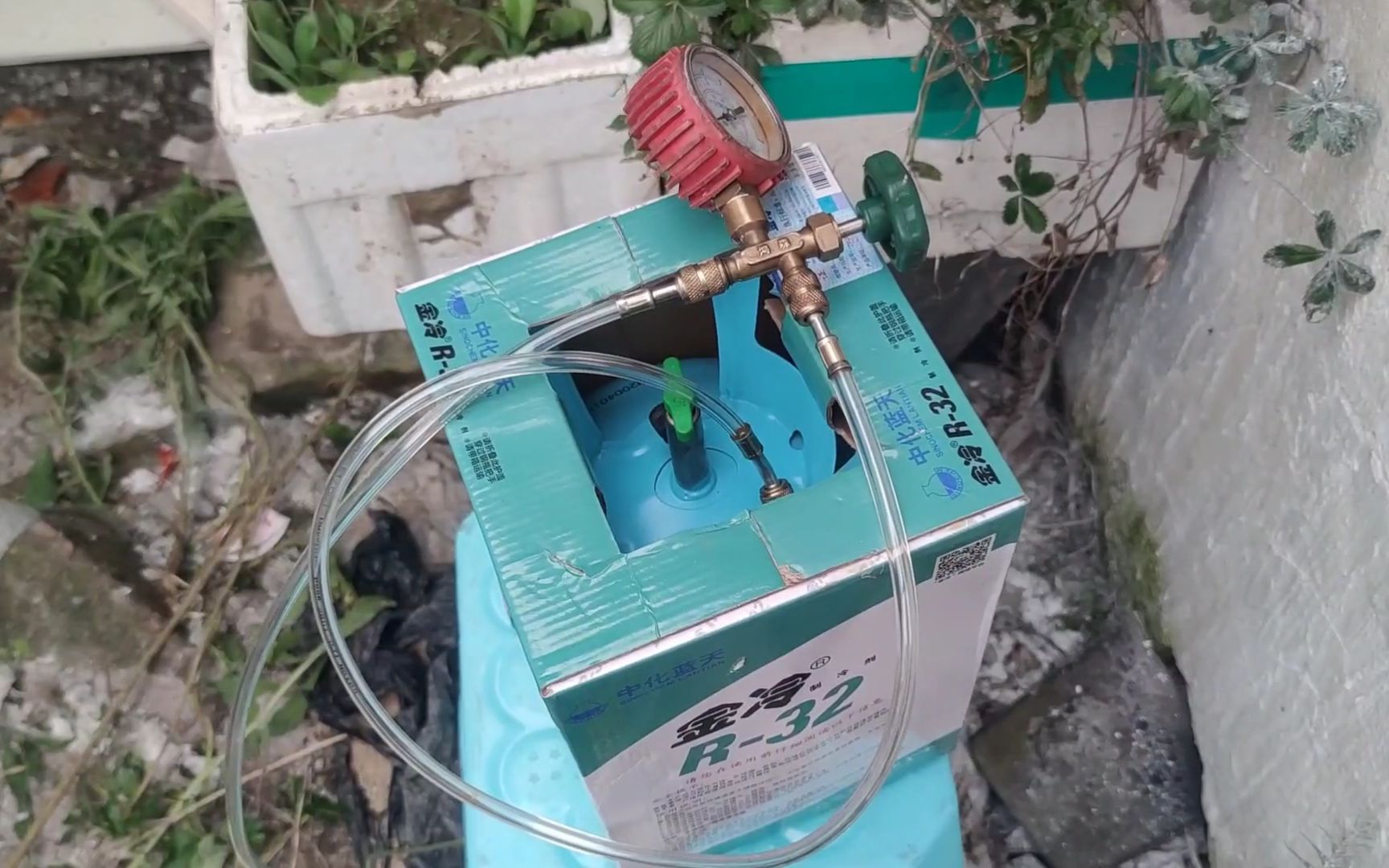 用户自己拆空调让我第一次体验给r32空调加制冷剂