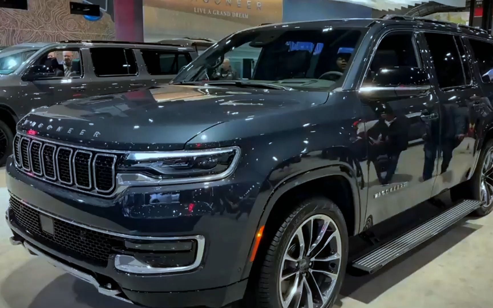 2023款jeep大瓦格尼霸气登场!搭6.4l 空气悬架,外观比路虎揽胜还气派