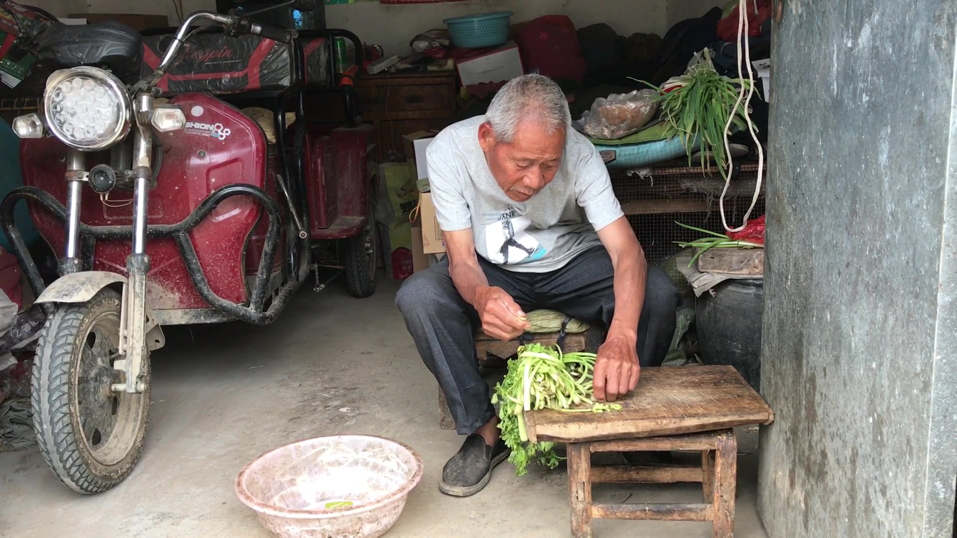 農村80歲光棍老人吃晚飯,就下一碗麵條,還要再整二兩酒