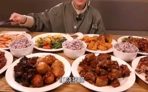 Video herunterladen: 大胃王ｍｉｎｉ吃播，狂吞１０斤饭！瞬间搬空食堂，这样的顾客来一打