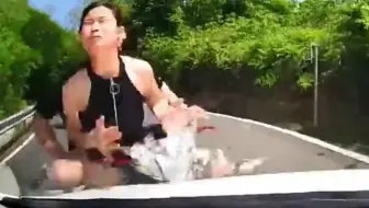 第288期：美女坐的摩托车飚太快，和汽车迎面相撞，表情痛苦狰狞！