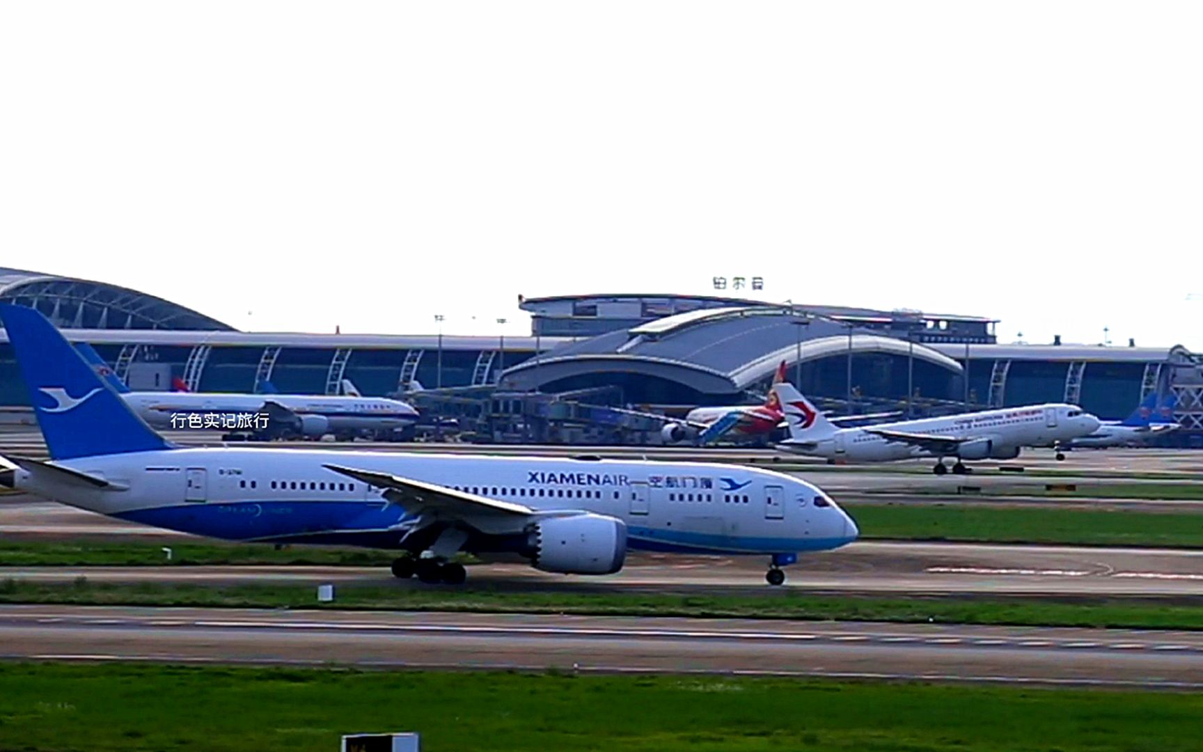 厦门航空波音737小短腿带路,自家波音787梦想客机紧随其后降落