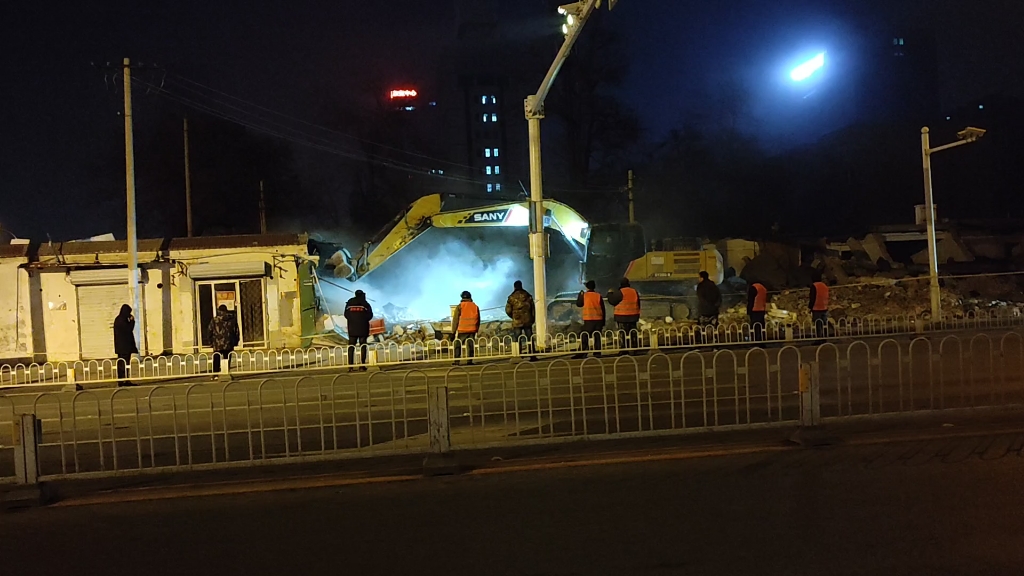 挖掘机夜间工作