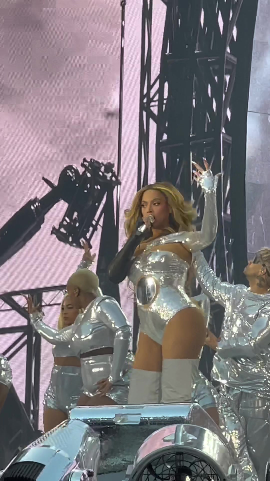 碧昂丝在巴黎!cc: @ iam.ricardoamor