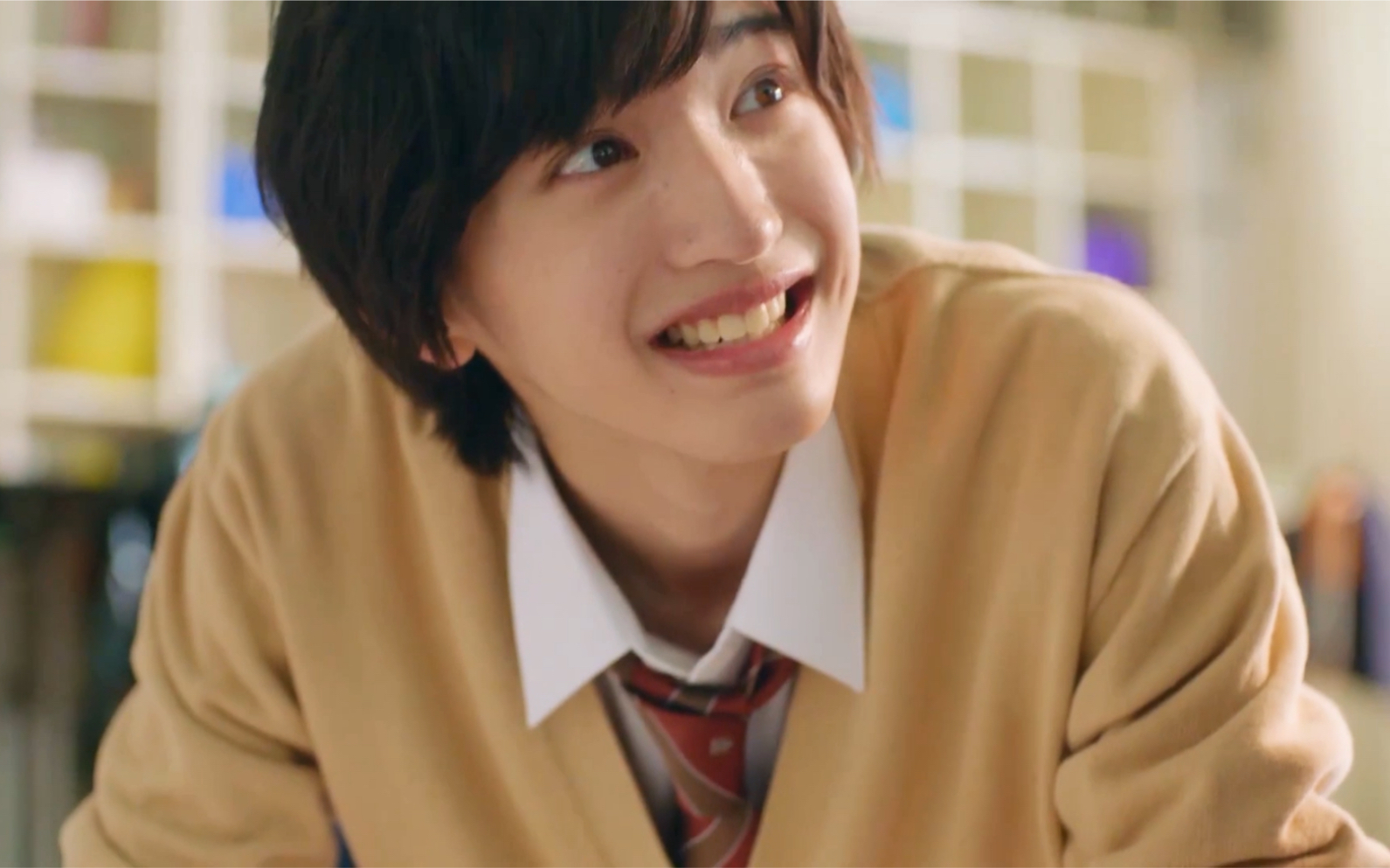 少年的笑容治愈而美好,浑身散发着的是夏天橘子汽水的味道.