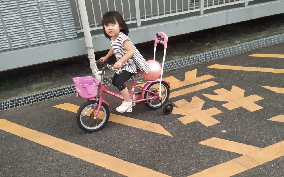 佳佳四岁/楼下停车场骑车