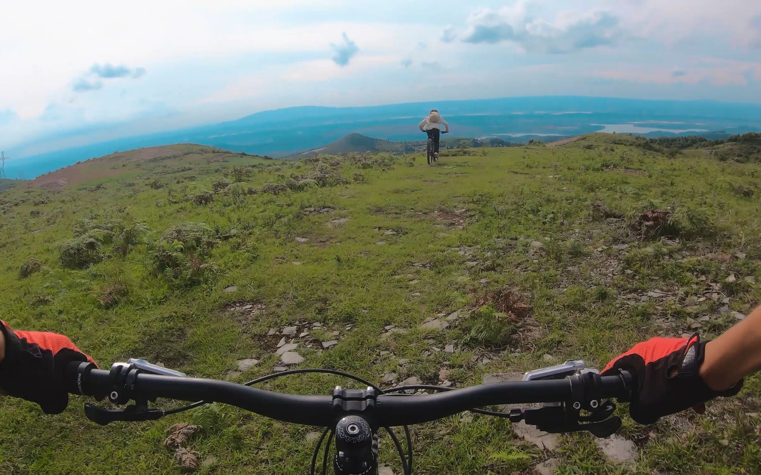 山地车第一视角高山草原骑行
