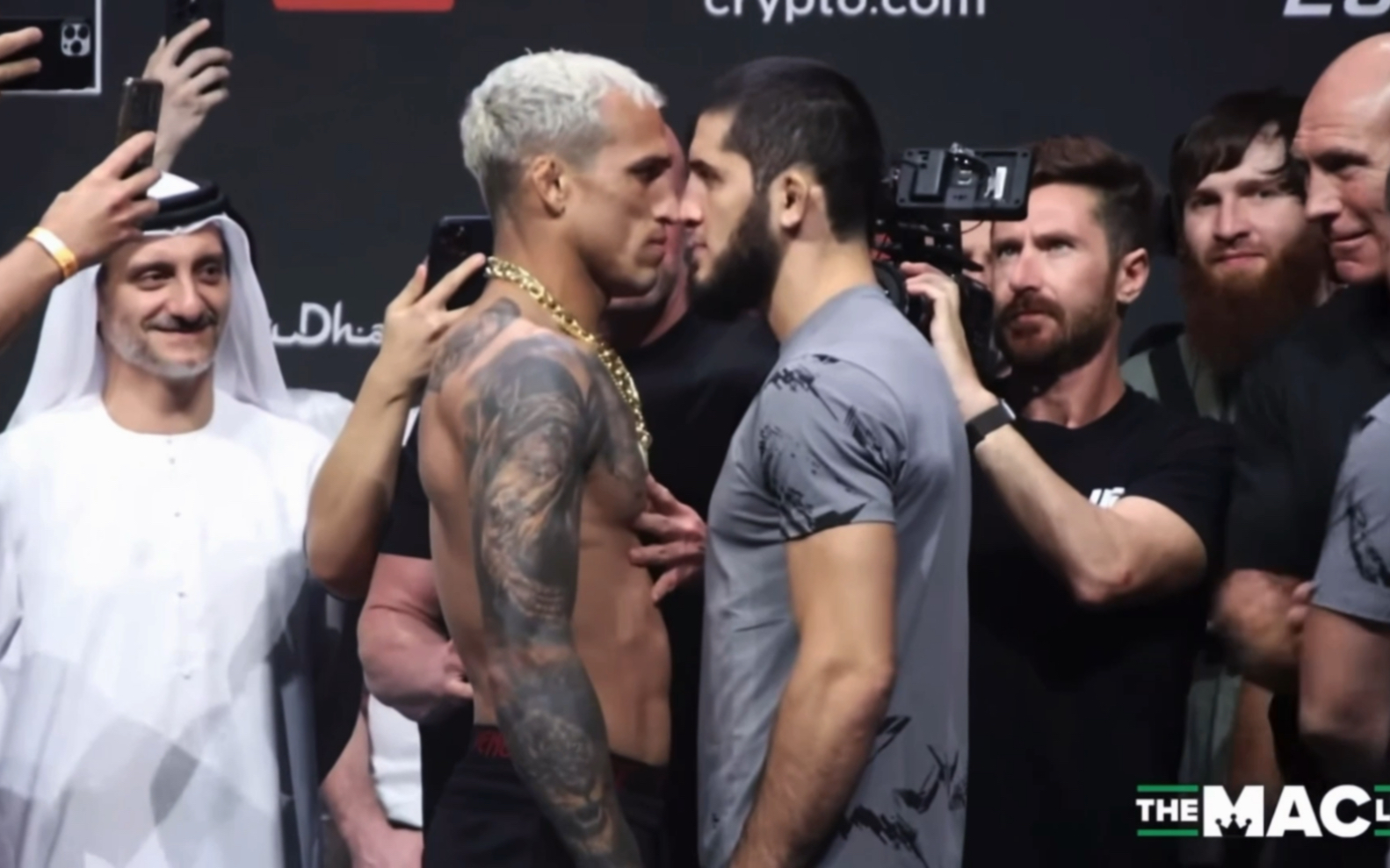 轻量级世纪大战!奥利维拉与马哈切夫称重对视,双方气场十足