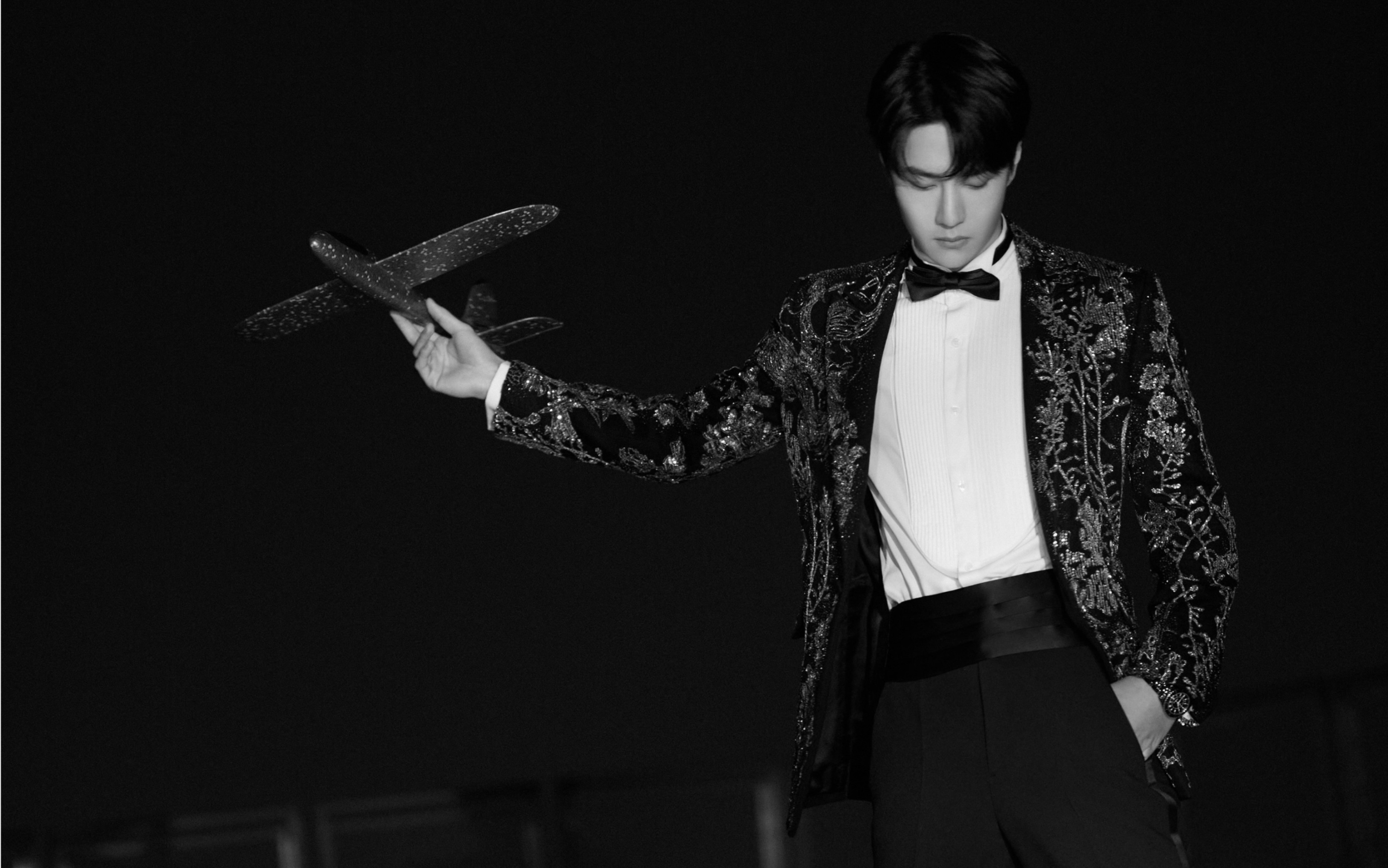 王一博湖南卫视跨年晚会定妆——闪闪发光的小王子