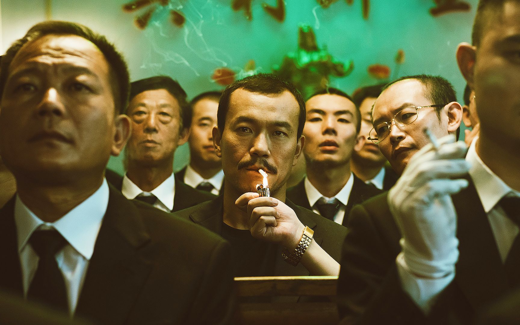 大陆黑帮有多土?学港片穿西装打领带,还带白手套!