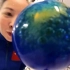 王亚平老师用泡腾片做了一个“地球”