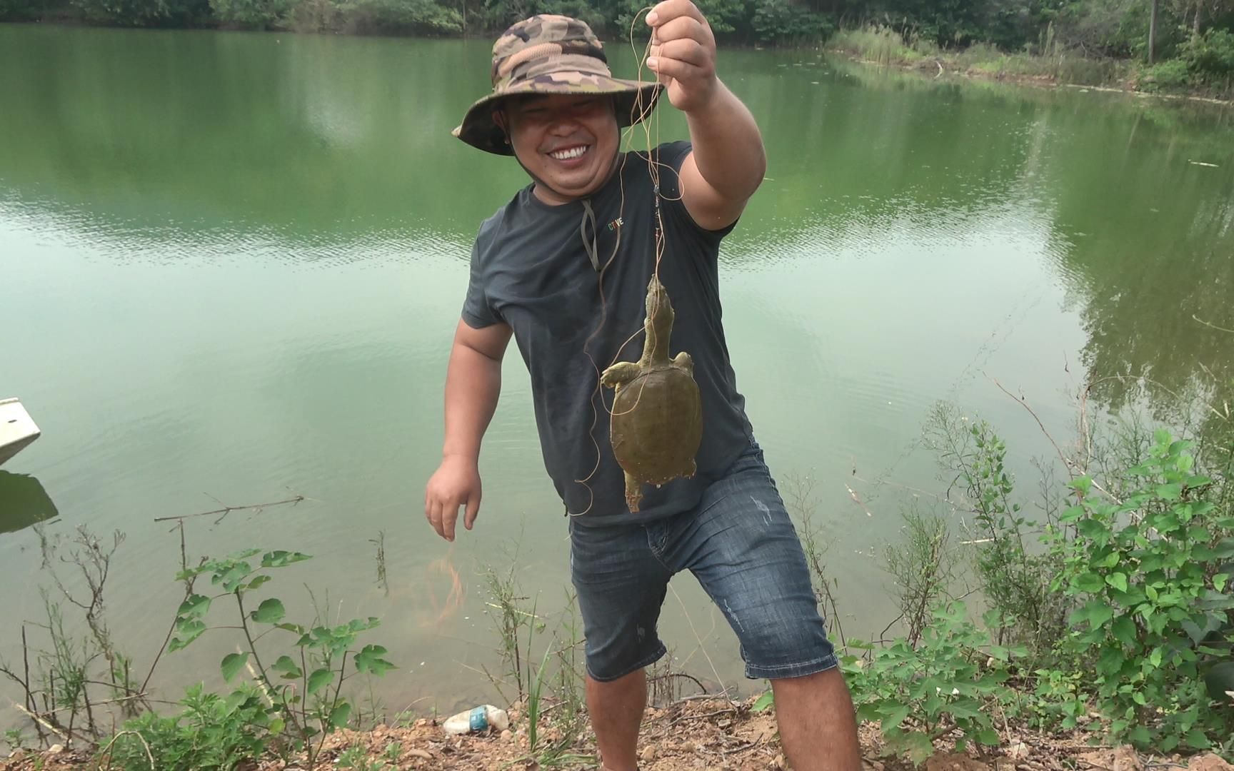 水库钓甲鱼,不料钩子刚放完就中货,卖给广州回来的老板发笔小财_哔哩