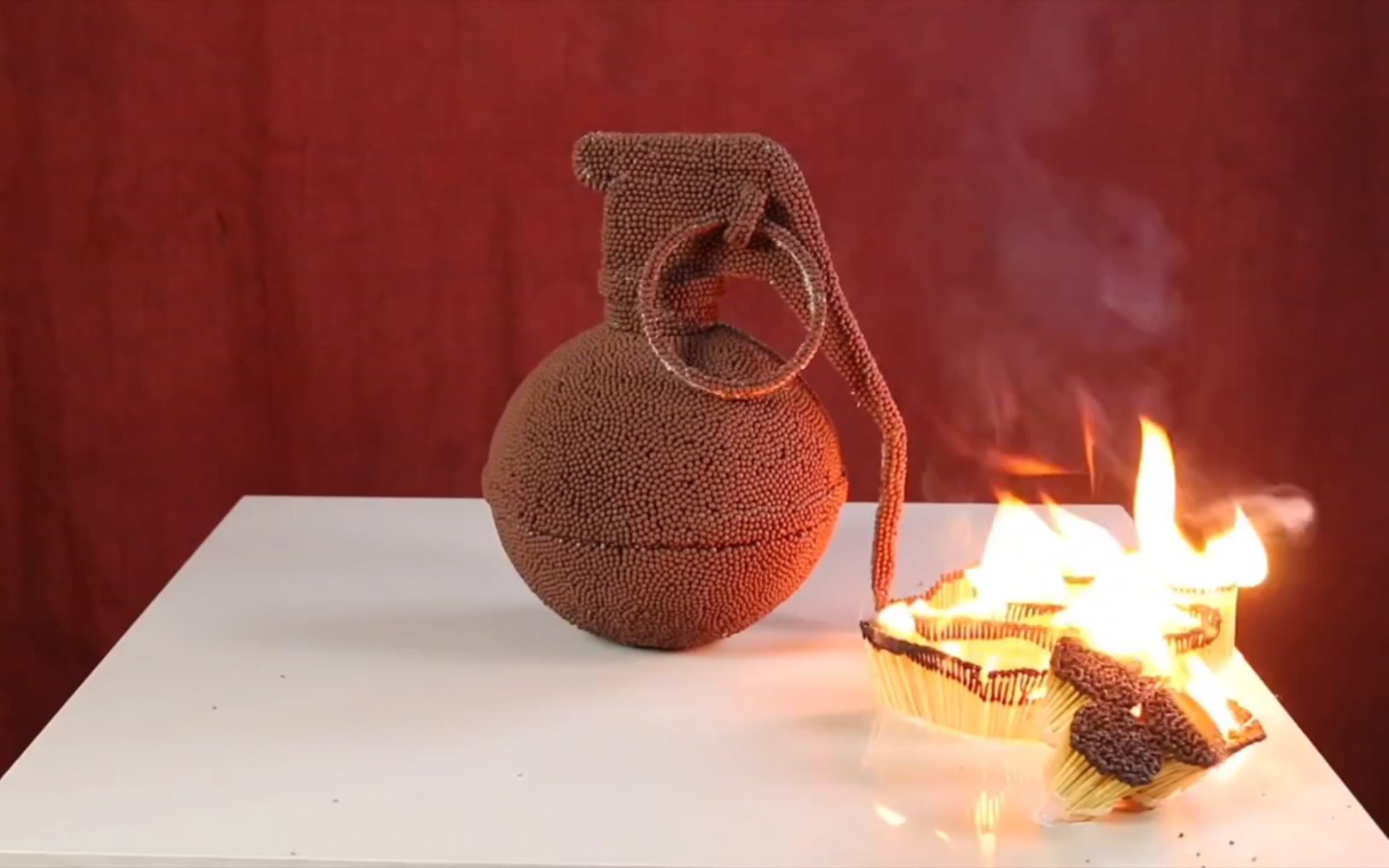 12000根火柴搭成一颗手雷看看点燃之后的效果