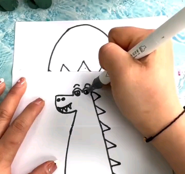 放送一枚折叠卡片的制作视频~小恐龙破壳出生啦!