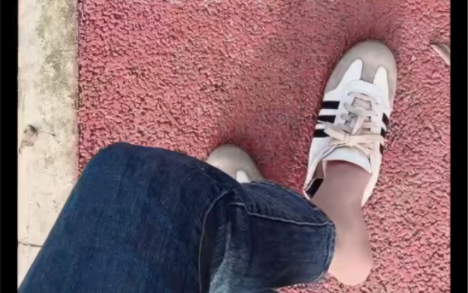 美女穿丝袜运动鞋走了一上午脱鞋脚有点臭