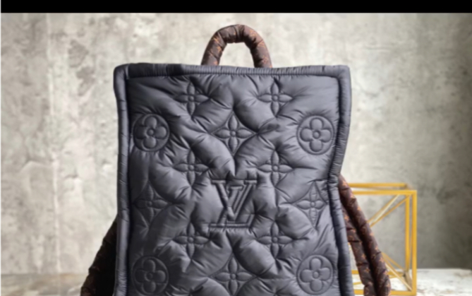 说一下高仿lv路易威登m58981羽绒黑色 双肩包系列 lv pillow 系列双肩