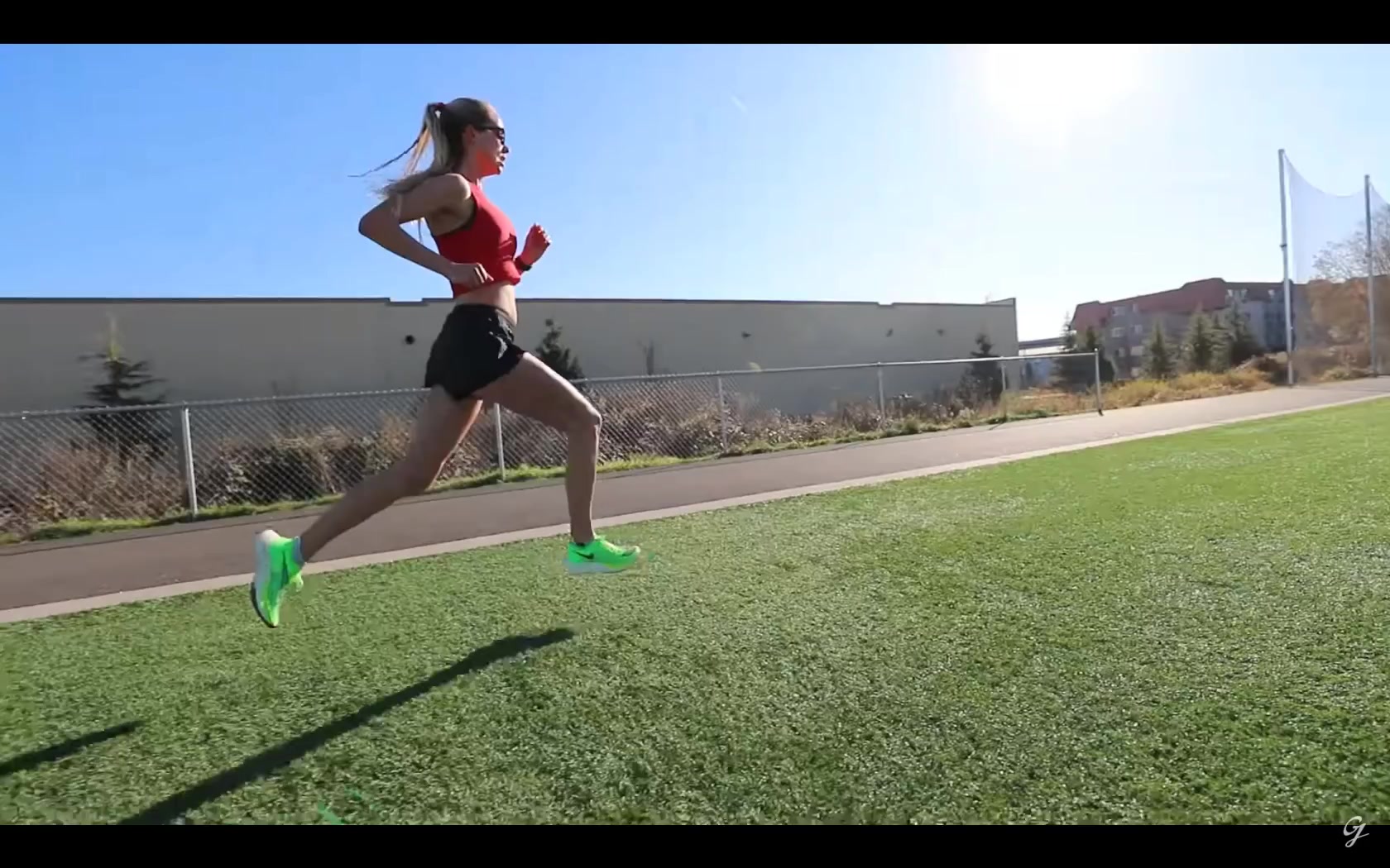 搬运一位女运动员的跑步训练