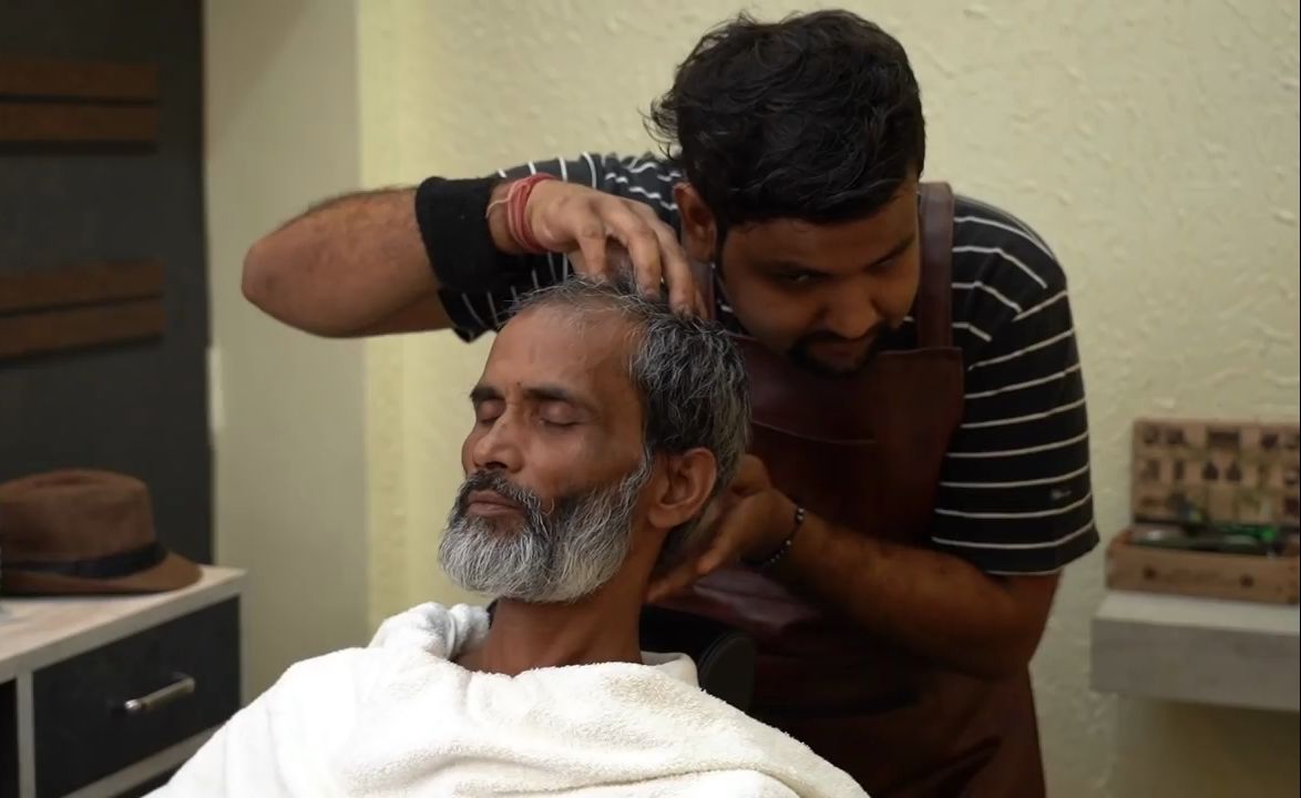 MANOJ MASTER TAKING HEAD MASSAGE AND CRACKING THERAPY FROM INDIAN BARBER SHAMBOO哔哩哔哩bilibili