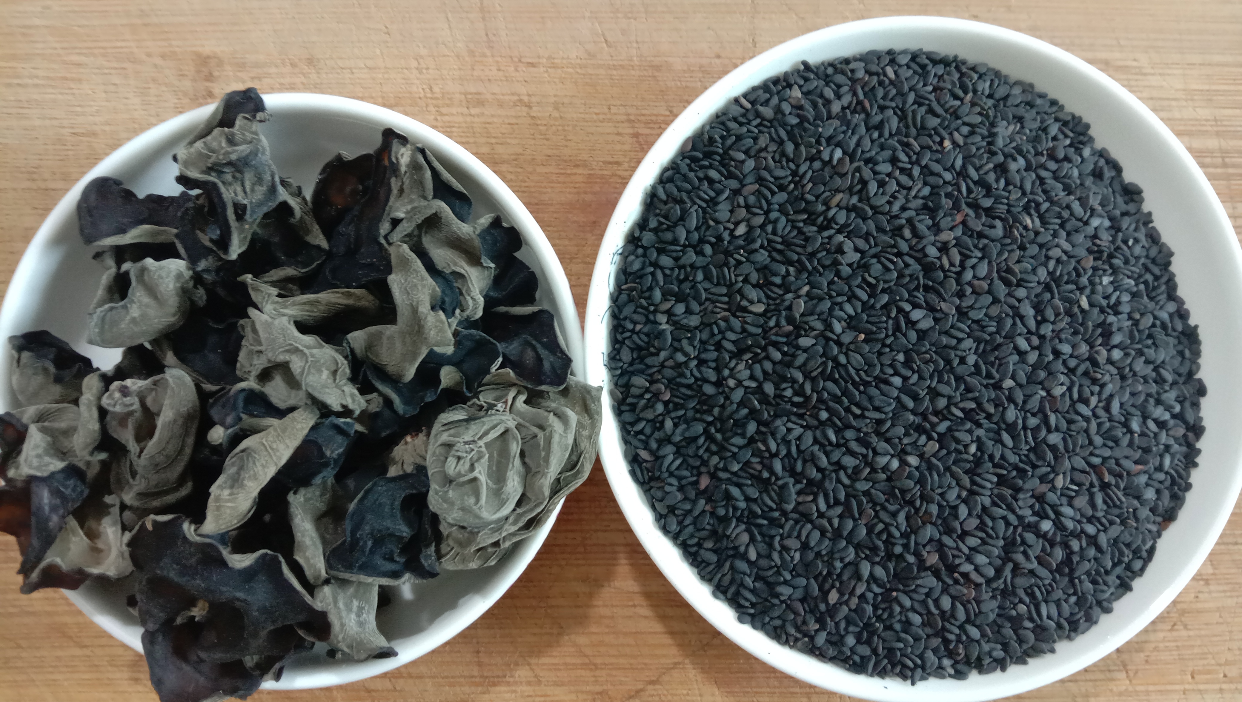 木耳加芝麻煮水,原来作用这么厉害,老年人常喝润肠通便解烦恼