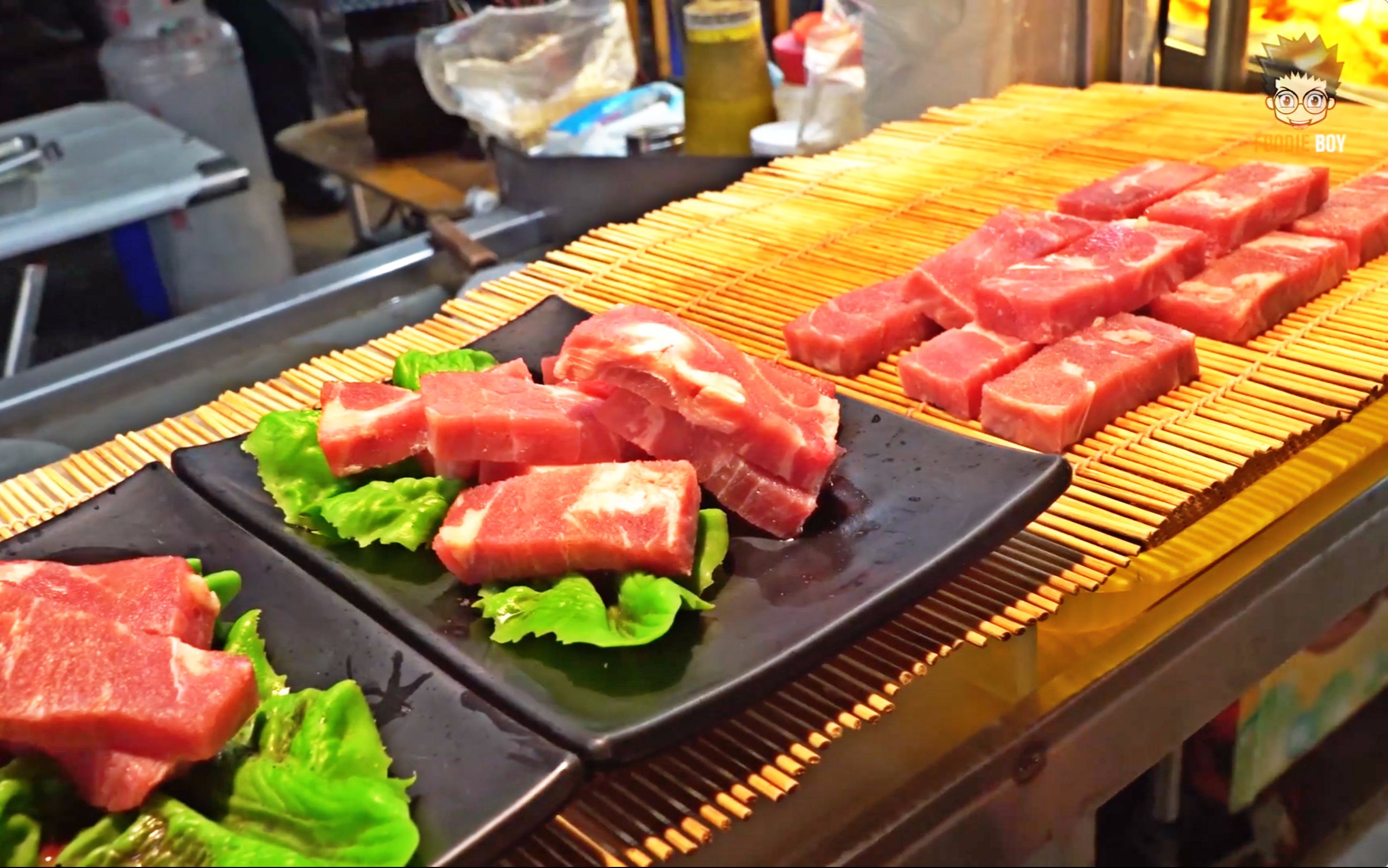 台湾高雄夜市美味小吃 铁板火牛 其实就是铁板牛排 名字有意思!