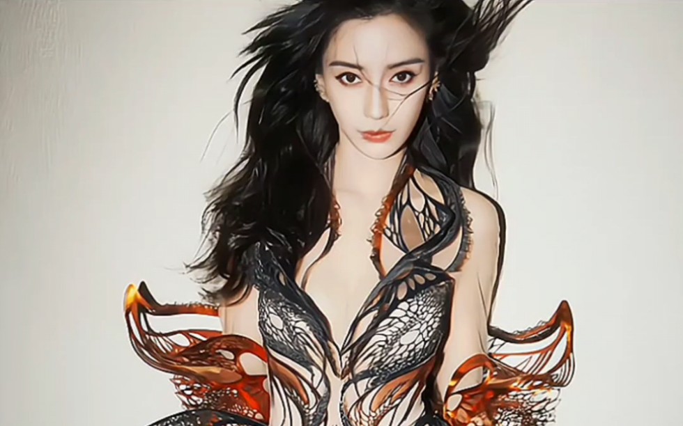 杨颖 化身烈焰蝴蝶,她身穿一条薄翼鎏金裙,展现出