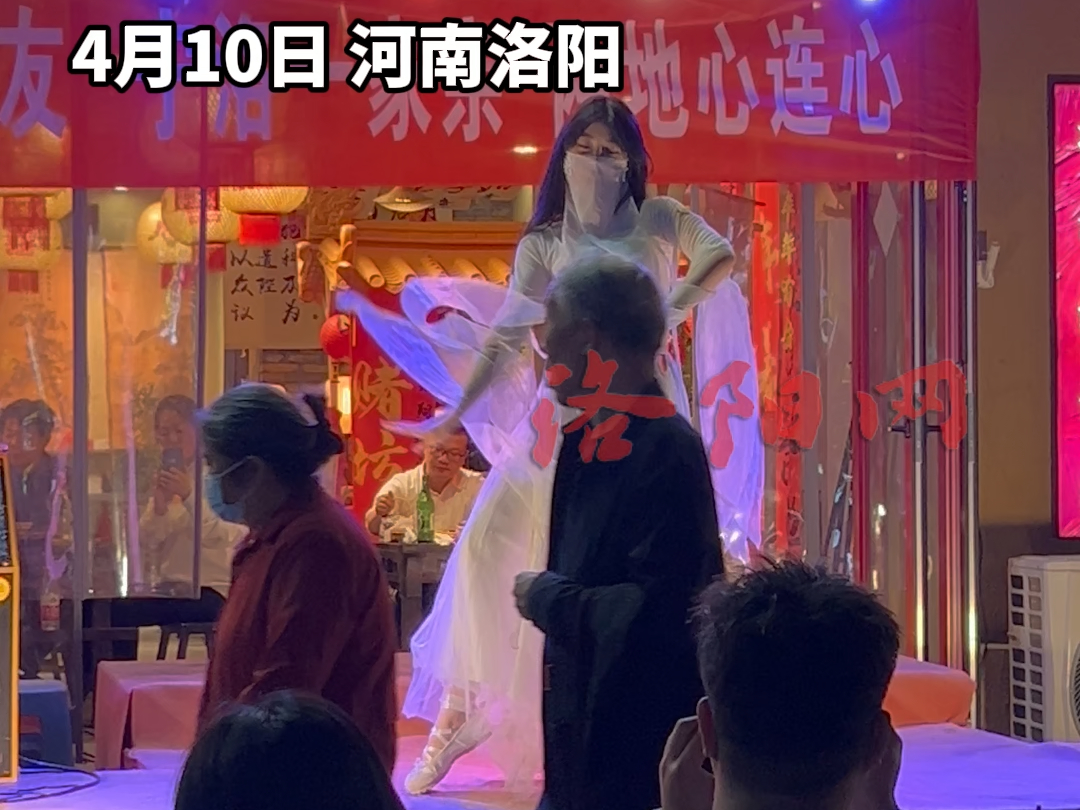 大排档老板娘穿汉服跳古典舞,顾客下午五点就去占位,顾客:把大唐的