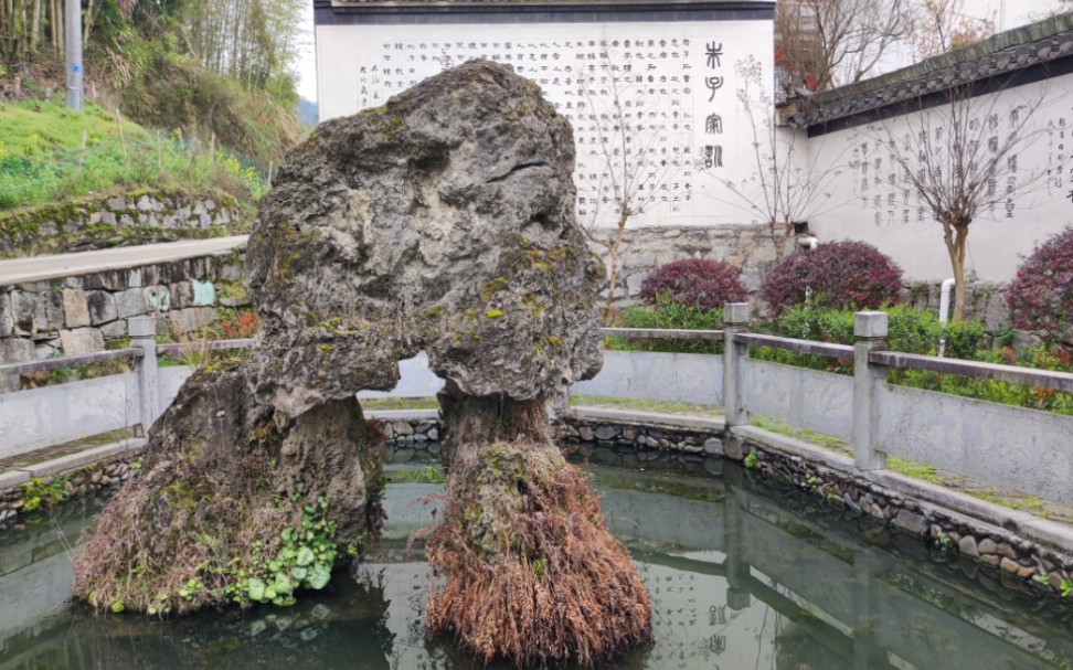 走进安徽朱旺村.路的两边全部是各种旺的写法.