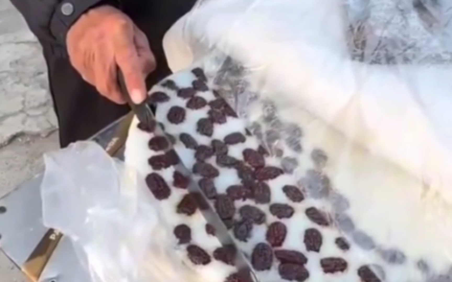 切糕大爷:"你家六口人是吧?