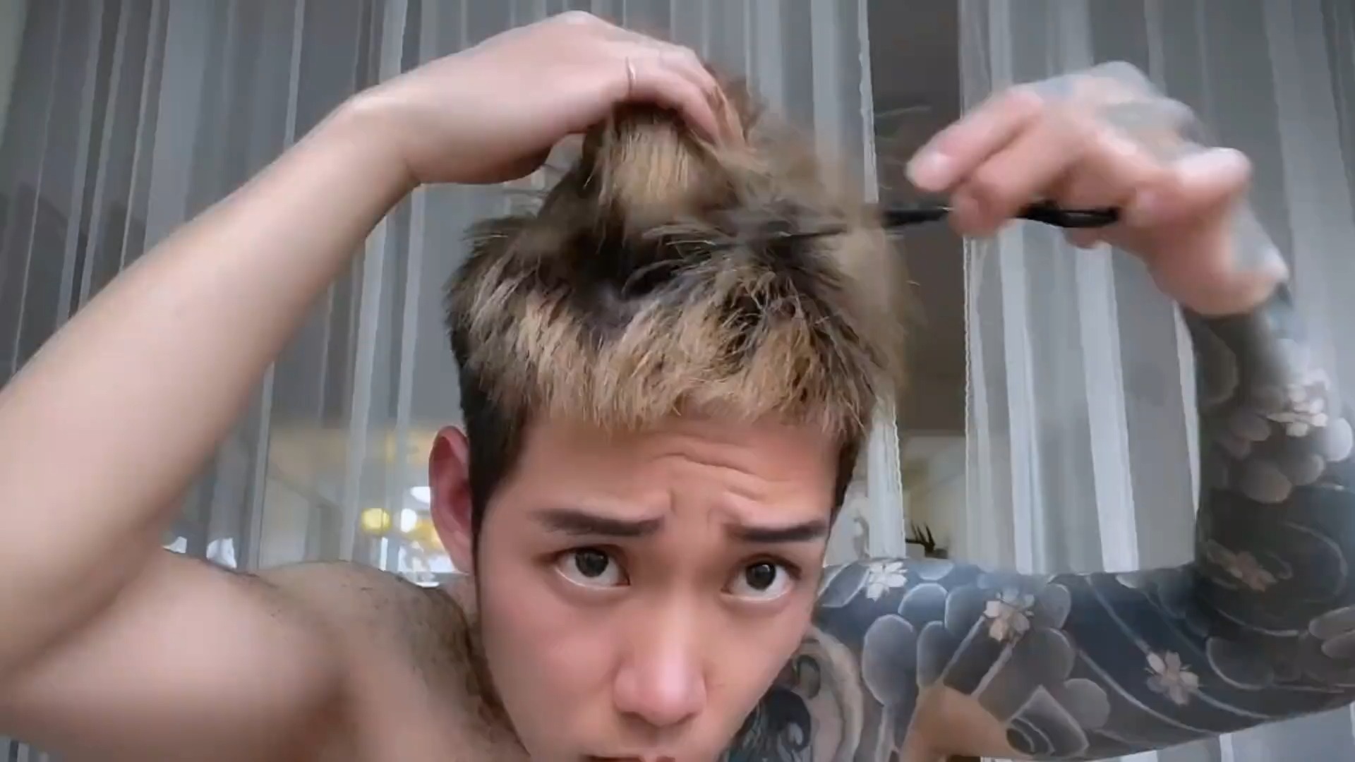 我总是一个人在家给自己改造发型