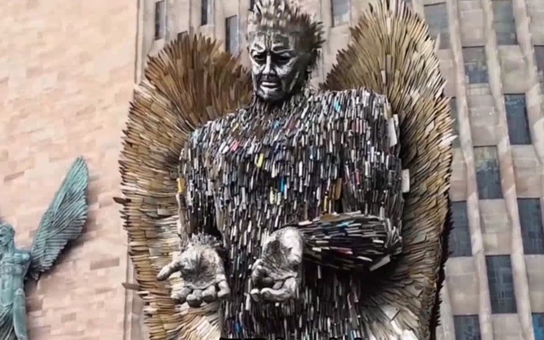 世界最悲伤的"天使",用10万把刀具制造,每把刻有受害者的名字