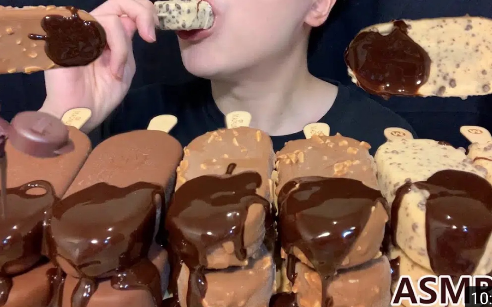 甜食吃播daro梦龙巧克力脆皮曲奇冰激凌配上好时巧克力酱