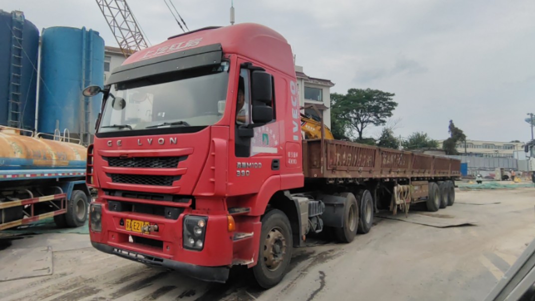 上汽红岩杰狮m100牵引车进入建宁西路过江隧道工地