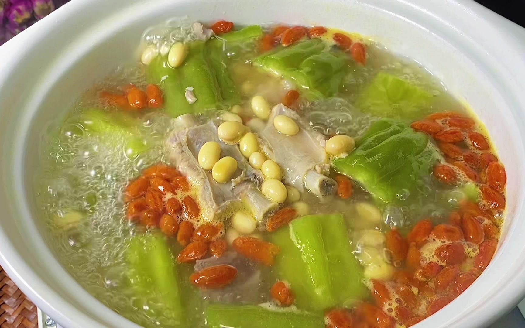夏天要多吃苦瓜,这么热的天给家人安排苦瓜排骨汤,清热又解暑