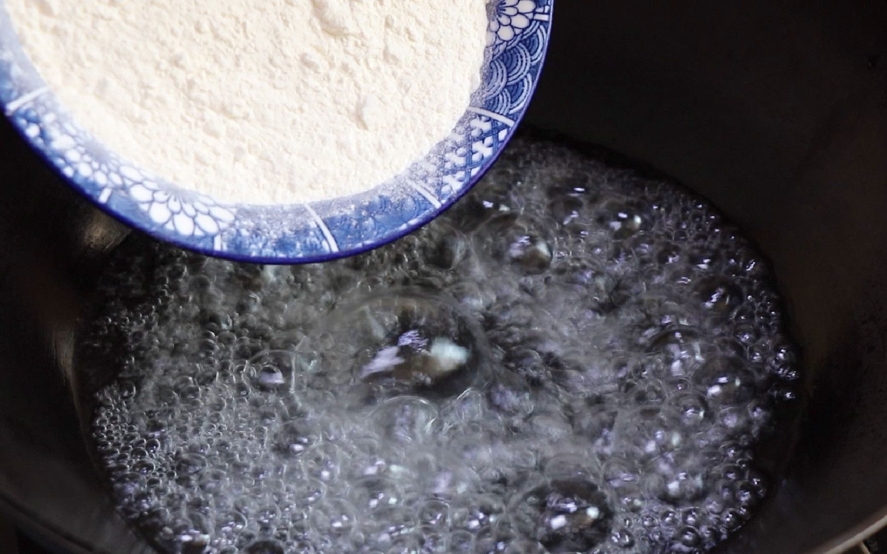面粉倒进滚烫的开水中,瞬间变美食,真是高手在民间,出锅真解馋_哔哩